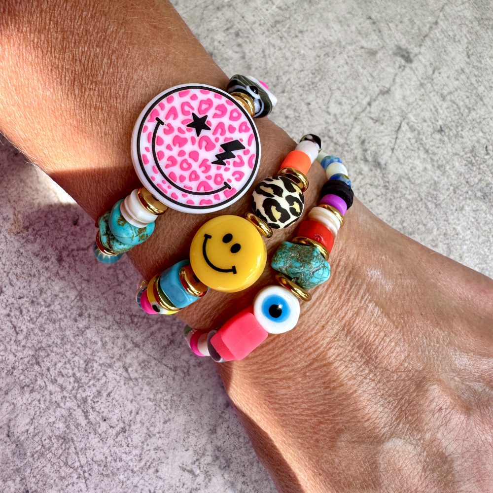 Bracelet Happy Hook, un poisson qui à trouvé l'amour avec un smiley fluo,