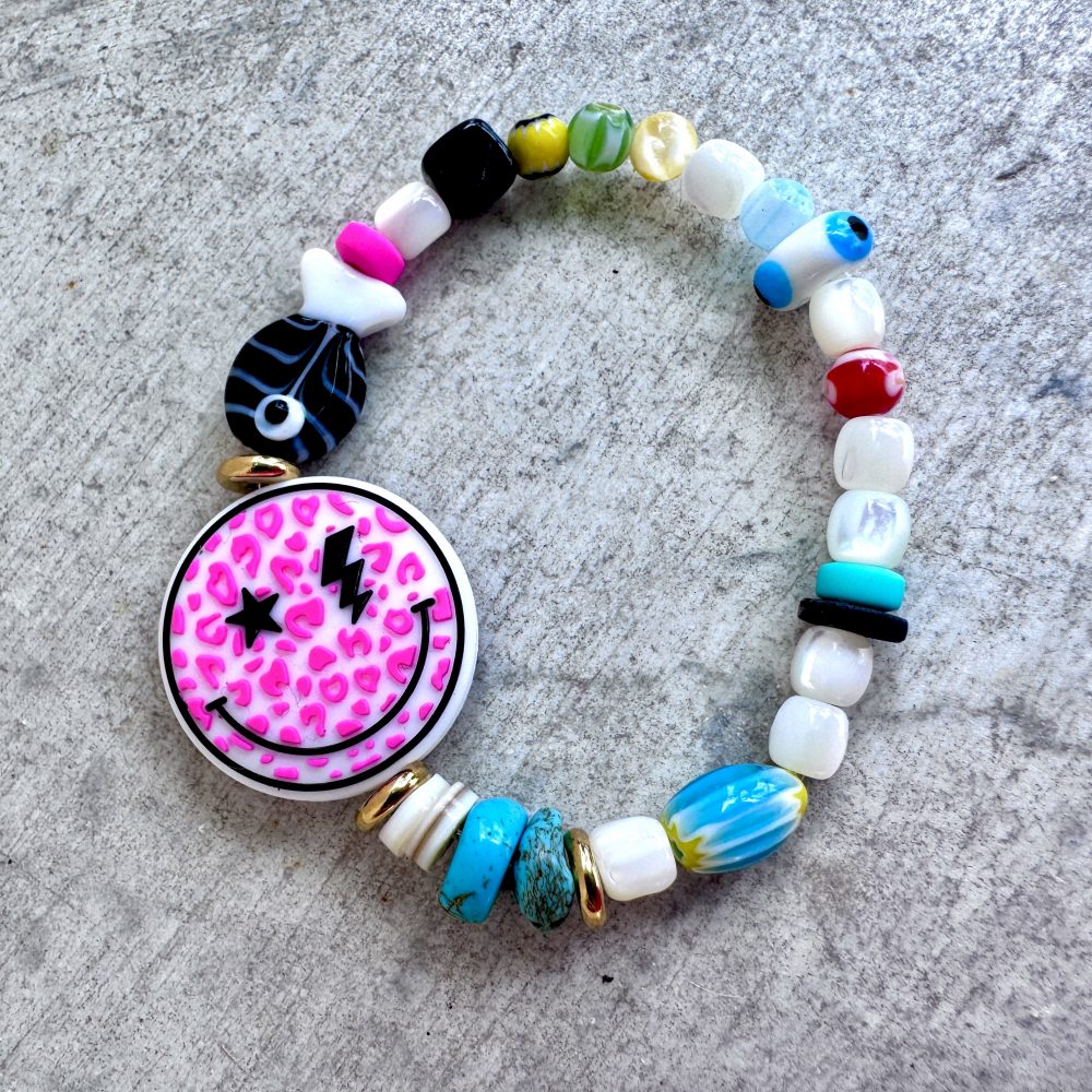 Bracelet Happy Hook, un poisson qui à trouvé l'amour avec un smiley fluo,