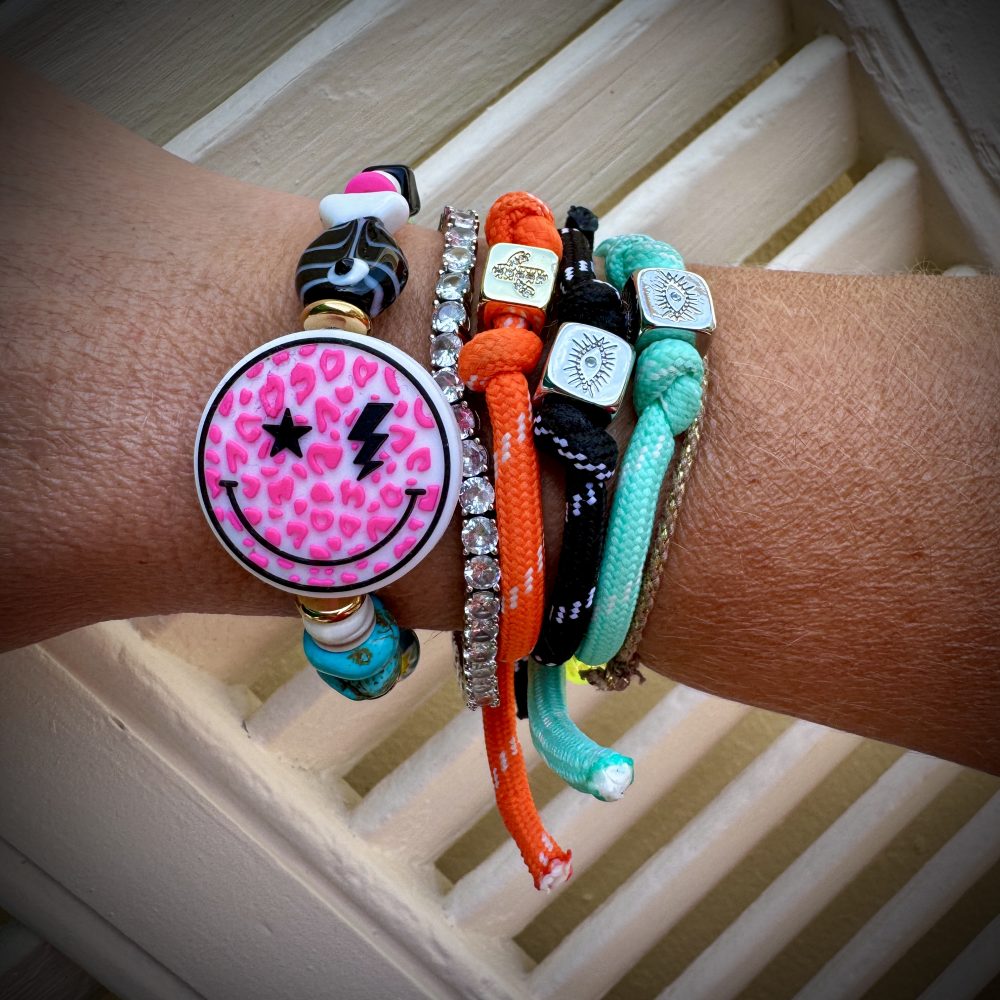 Bracelet Happy Hook, un poisson qui à trouvé l'amour avec un smiley fluo,