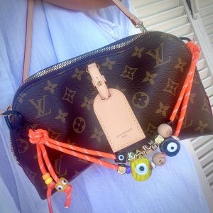Bijou polyvalent Love no stress Lux, un bijou de sac ou téléphone, cordon orange, oeil de protection, message Karma