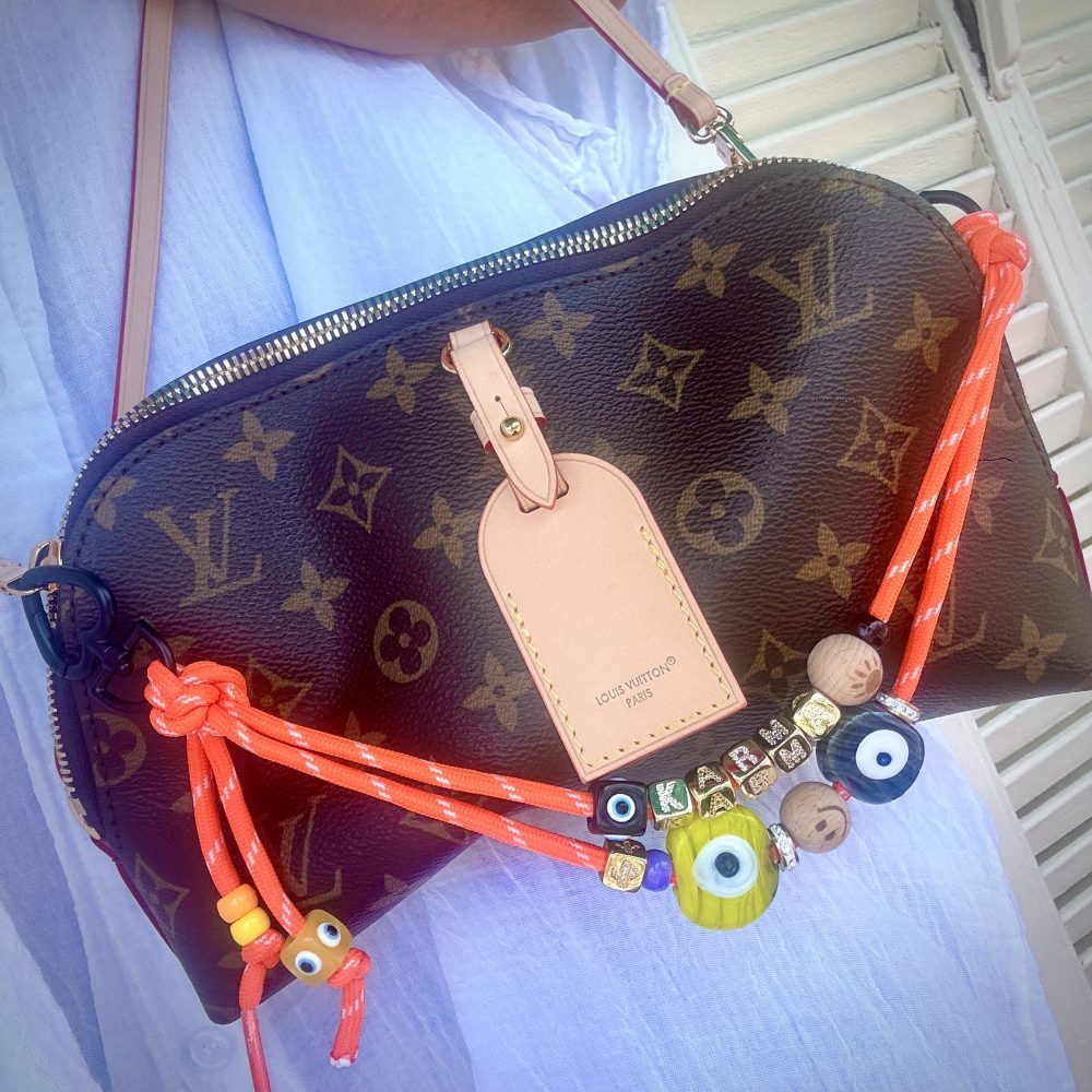 Bijou polyvalent Love no stress Lux, un bijou de sac ou téléphone, cordon orange, oeil de protection, message Karma