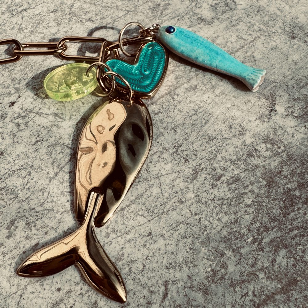 Sautoir Marius, pendentifs poissons, et coeur turquoise, chaine maillons en acier inoxydable, création Bella-pampa