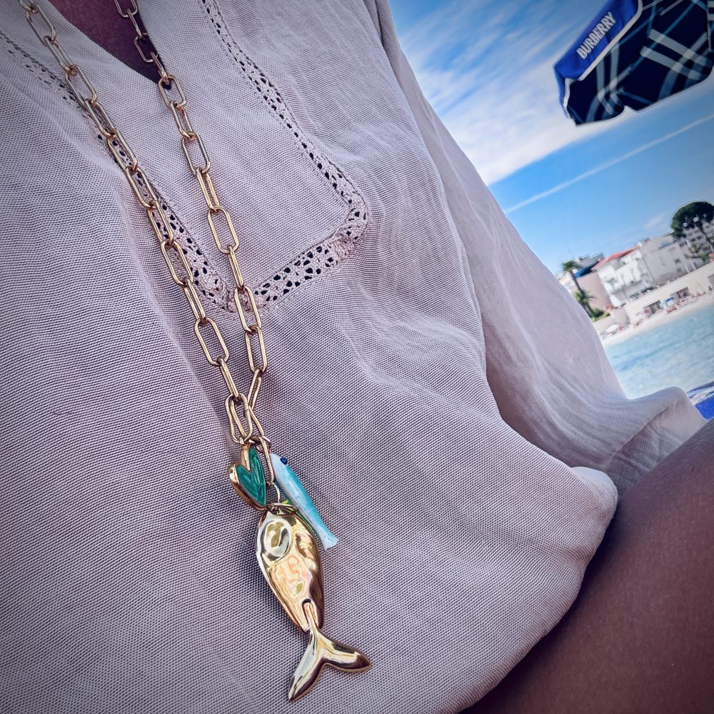 Sautoir Marius, pendentifs poissons, et coeur turquoise, chaine maillons en acier inoxydable, création Bella-pampa