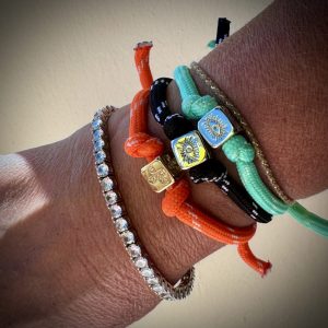 Bracelets Alma cordons colorées et protecteurs, perles cubes oeil et cactus et lacets .