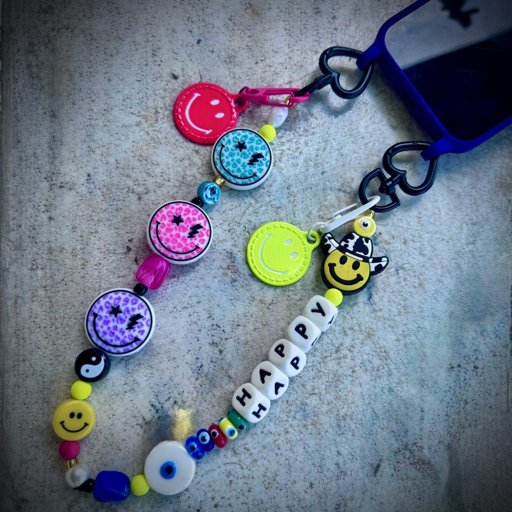 Bijou ÉMOJI Smiley, polyvalent il se porte en bijou de téléphone ou en bijou de sac, perles Smiley.