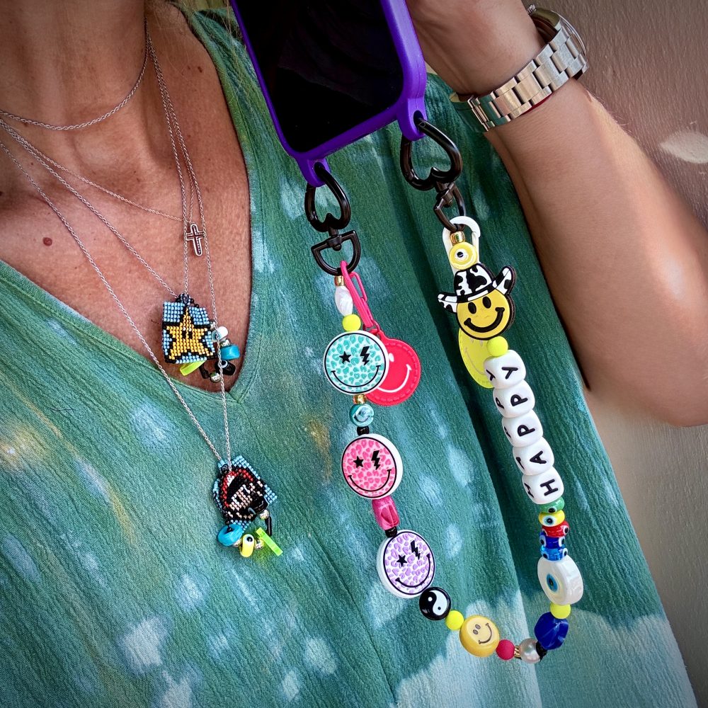 Bijou ÉMOJI Smiley, polyvalent il se porte en bijou de téléphone ou en bijou de sac, perles Smiley.