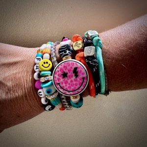 Bracelet Happy Hook, un poisson qui à trouvé l'amour avec un smiley fluo,