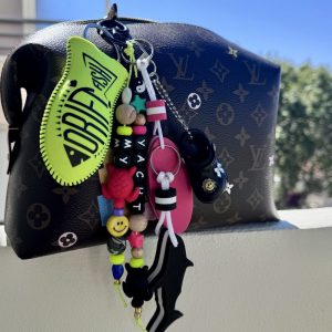 Bijou de sac ou téléphone polyvalent My Yacht, charms accessoires porte-clé bateau, requin, crocs , perles messages.