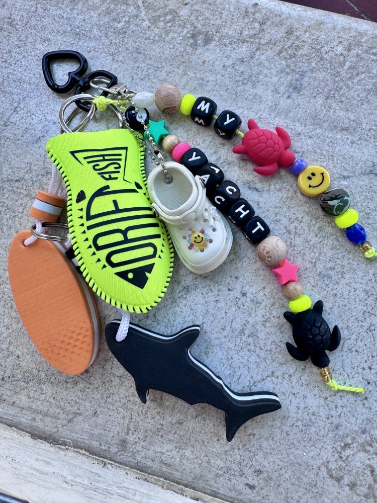 Bijou de sac ou téléphone polyvalent My Yacht, charms accessoires porte-clé bateau, requin, crocs , perles messages.