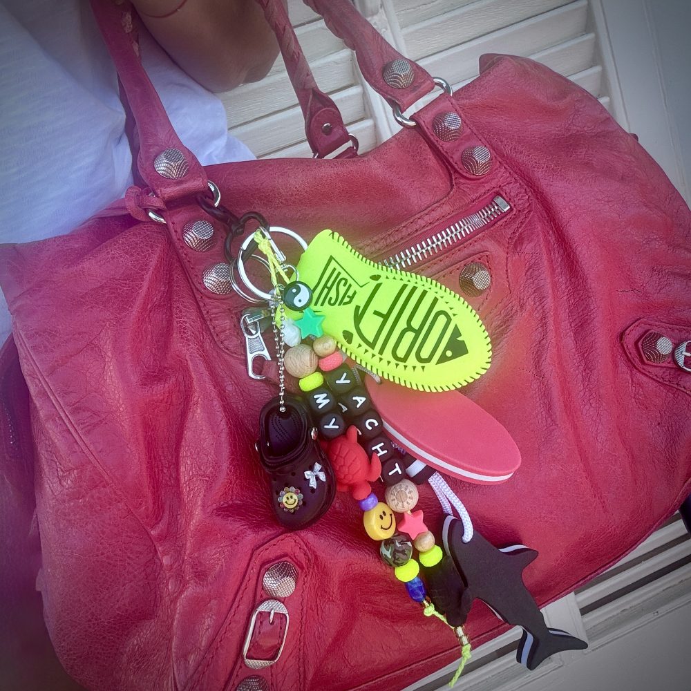 Bijou de sac ou téléphone polyvalent My Yacht, charms accessoires porte-clé bateau, requin, crocs , perles messages.