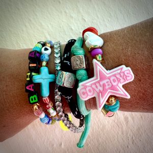 Bracelet N° 66 perles colorées cowboys, turquoise ,coeur, smiley