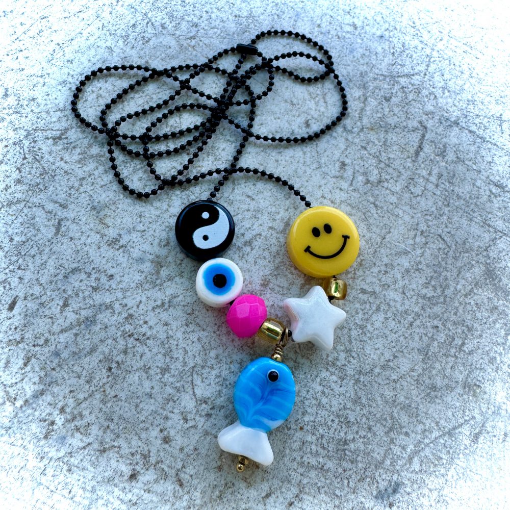 Collier Rudy, perles fun et colorées poisson, oeil arc-en-ciel, smiley, yin, étoile, coeur.