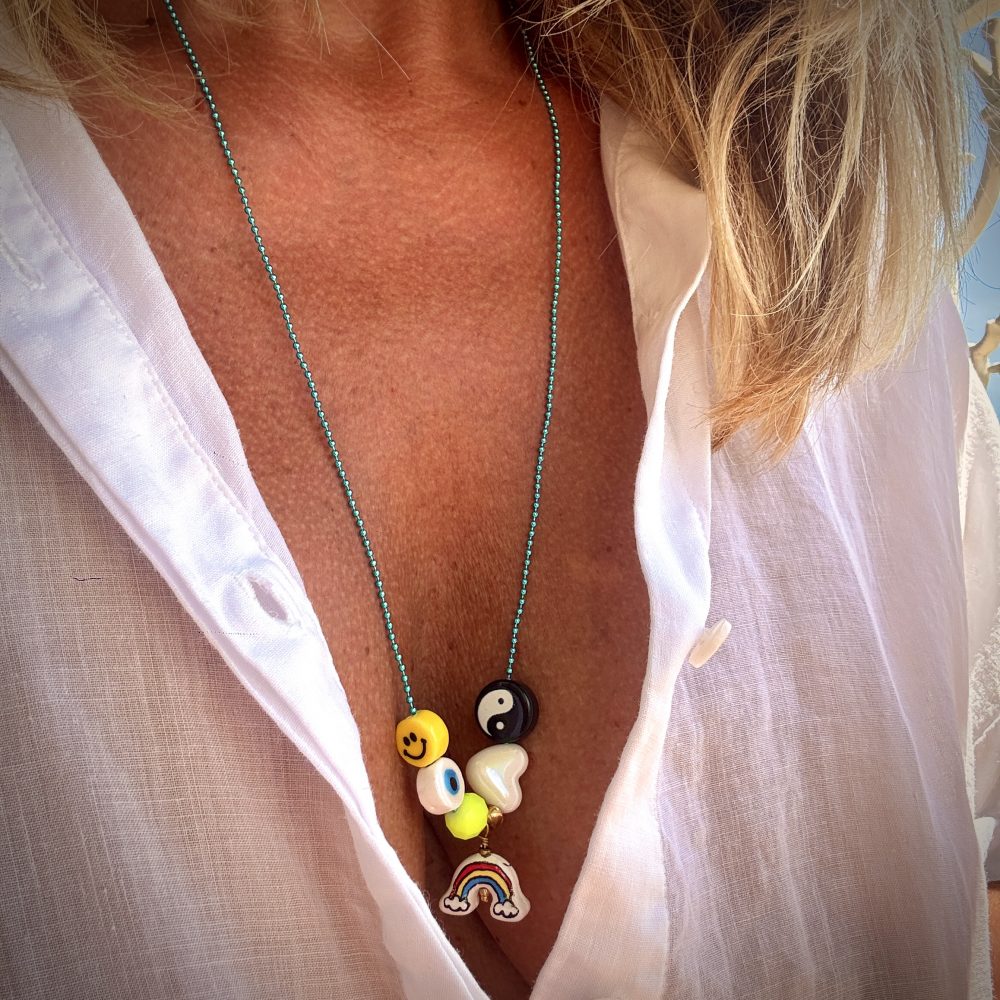 Collier Rudy, perles fun et colorées poisson, oeil arc-en-ciel, smiley, yin, étoile, coeur.