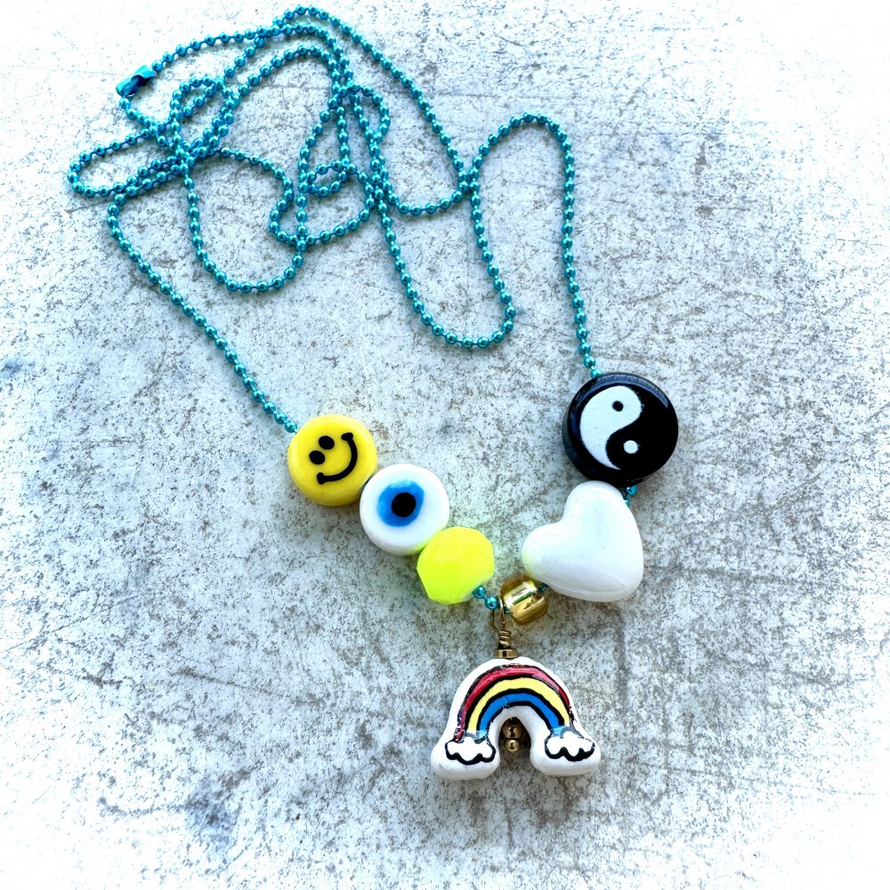 Collier Rudy, perles fun et colorées poisson, oeil arc-en-ciel, smiley, yin, étoile, coeur.