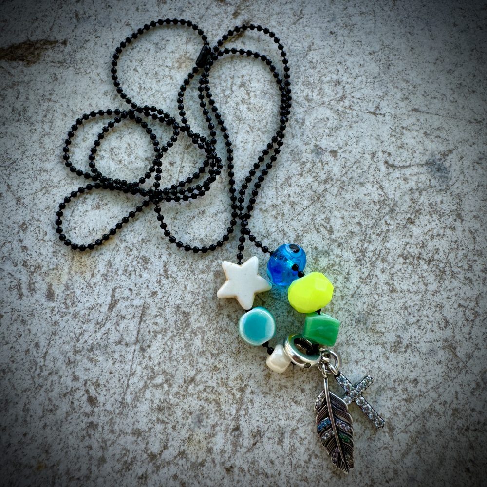 Collier MIKE, chaine fine colorée, charms plume et croix en argent oeil de protection, étoile, perles fluo.