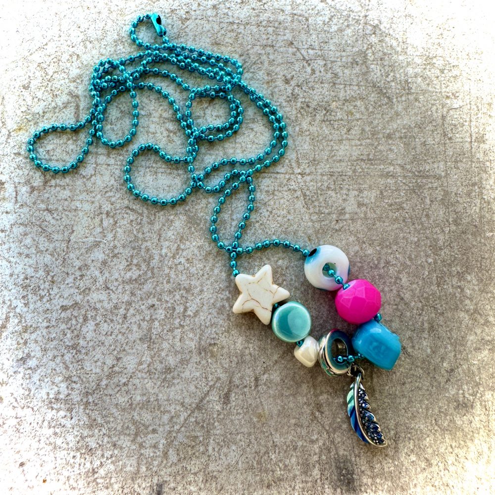 Collier MIKE, chaine fine colorée, charms plume et croix en argent oeil de protection, étoile, perles fluo.