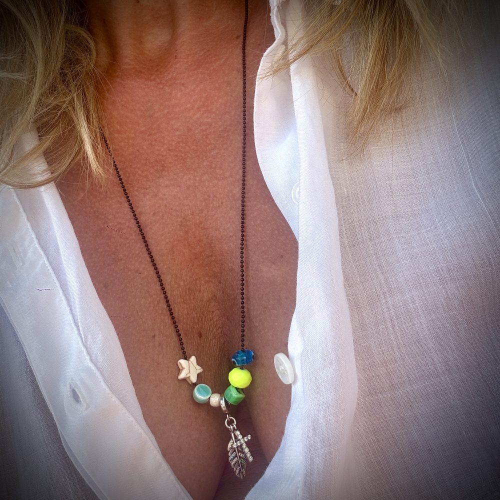 Collier MIKE, chaine fine colorée, charms plume et croix en argent oeil de protection, étoile, perles fluo.