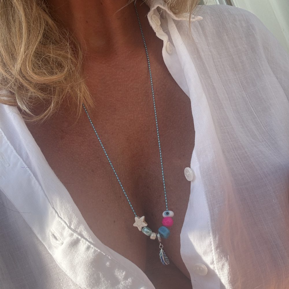 Collier MIKE, chaine fine colorée, charms plume et croix en argent oeil de protection, étoile, perles fluo.