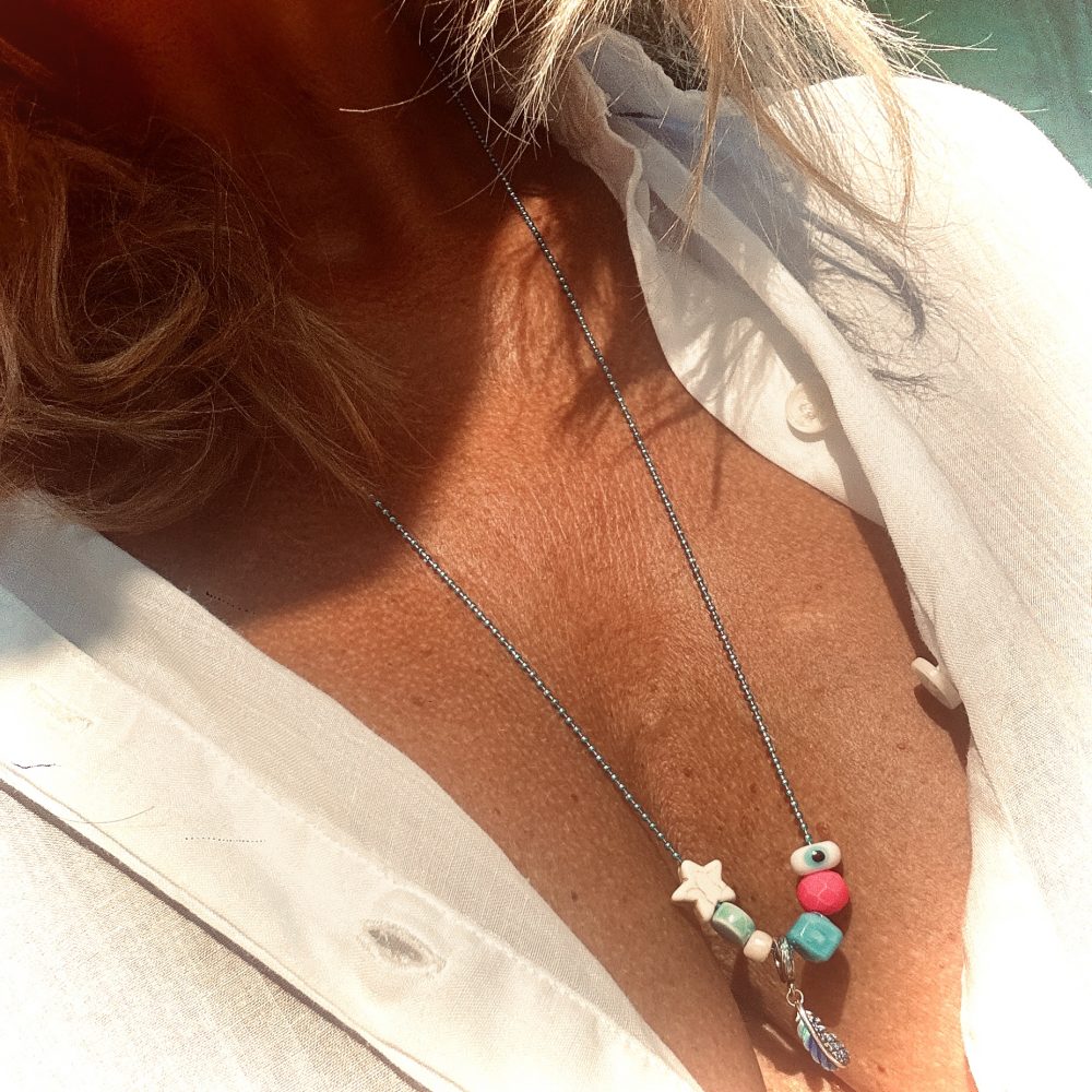 Collier MIKE, chaine fine colorée, charms plume et croix en argent oeil de protection, étoile, perles fluo.