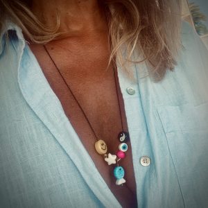 Collier Rudy, perles fun et colorées poisson, oeil arc-en-ciel, smiley, yin, étoile, coeur.