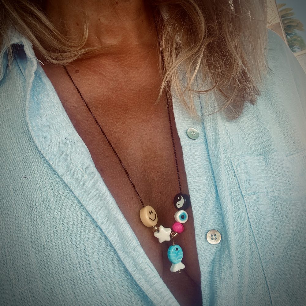 Collier Rudy, perles fun et colorées poisson, oeil arc-en-ciel, smiley, yin, étoile, coeur.