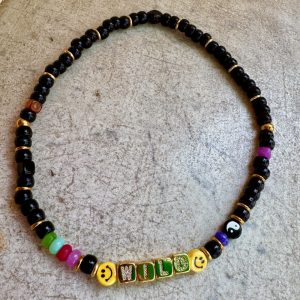 Collier SENJA WILD bijou tendance pour la rentrée, unique et coloré, perles cubes dorées gravées message Wild perles noires et smiley
