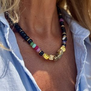 Collier SENJA WILD bijou tendance pour la rentrée, unique et coloré, perles cubes dorées gravées message Wild perles noires et smiley