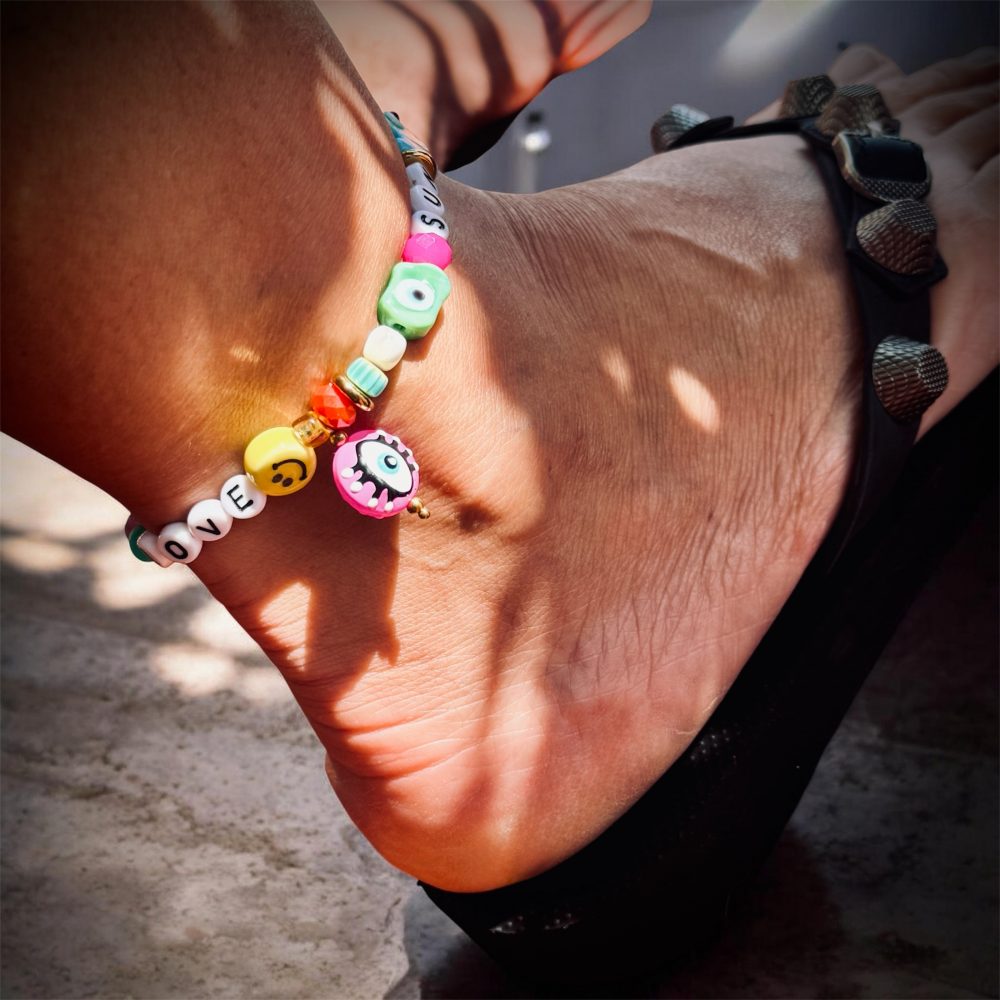 Bijou de cheville, LOVE SUN, Charms yeux, coeurs, perles smiley, perles colorées et semi-précieuses, message Love et Sun