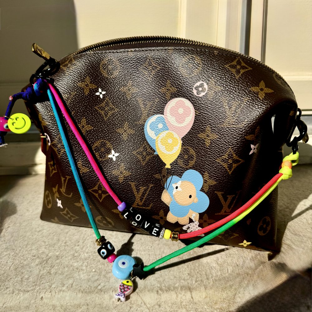 Bijou de sac ou téléphone Mayas Smiley Protector , cordon fluo message Love et oeil, Bella-pampa