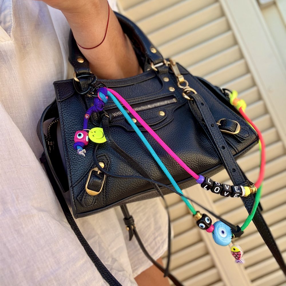 Bijou de sac ou téléphone Mayas Smiley Protector , cordon fluo message Love et oeil, Bella-pampa