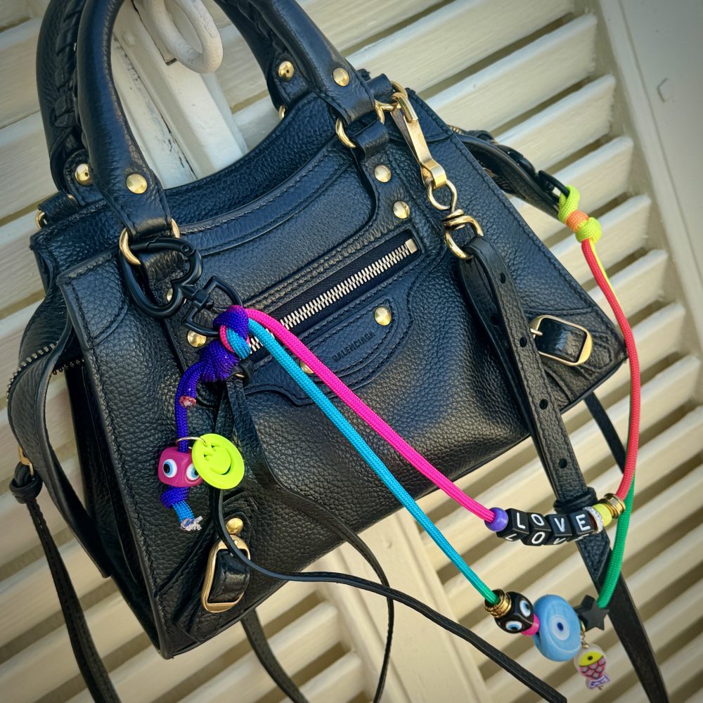 Bijou de sac ou téléphone Mayas Smiley Protector , cordon fluo message Love et oeil, Bella-pampa