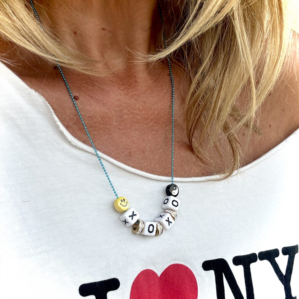 Collier XOXO Smiley, fine chaine bleu éléctrique message xoxo, perles smiley, yin et strass.