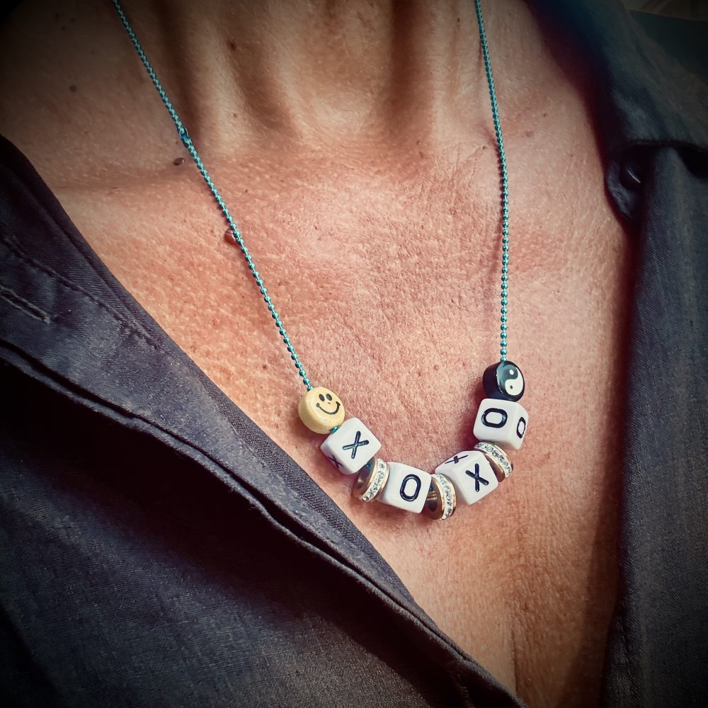 Collier XOXO Smiley, fine chaine bleu éléctrique message xoxo, perles smiley, yin et strass.