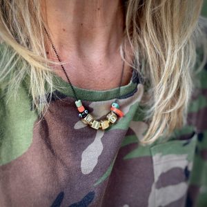Collier Wild Spirit, chaine fine noire, oeil, perles cubes dorées message WILD