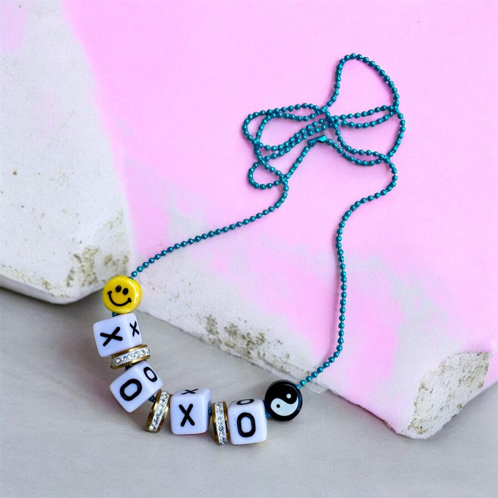 Collier XOXO Smiley, fine chaine bleu éléctrique message xoxo, perles smiley, yin et strass.