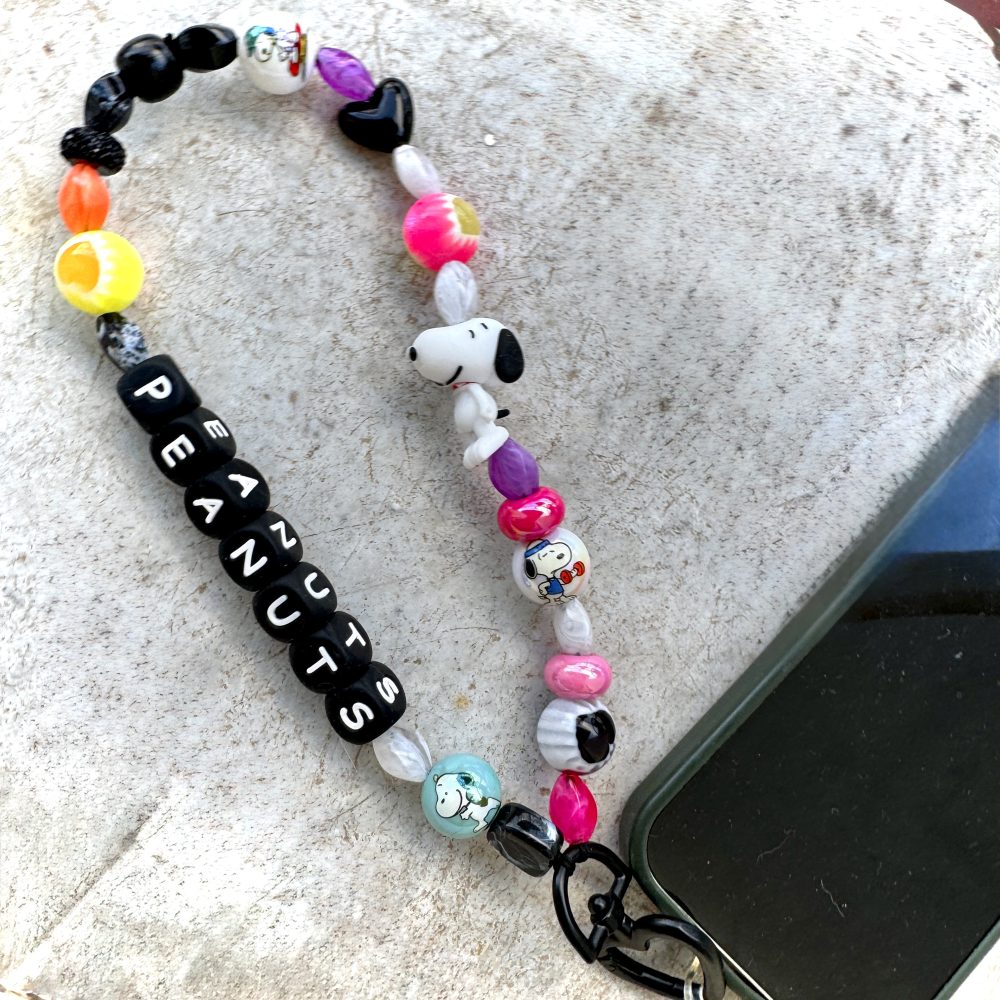 Bijou Snoopy Peanuts Color Pop, un bijou polyvalent pour votre téléphone, vos clefs ou en bijou de sac.