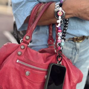 Bijou Snoopy Peanuts Color Pop, un bijou polyvalent pour votre téléphone, vos clefs ou en bijou de sac.