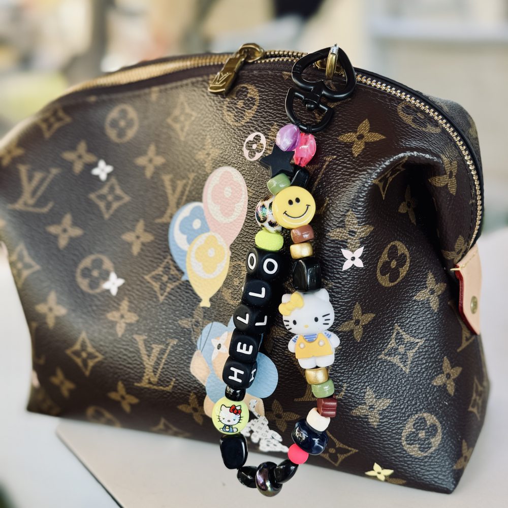 Bijou Hello Neko, le petit bijou qui met de la couleur et que l'on accroche partout une petite kittie