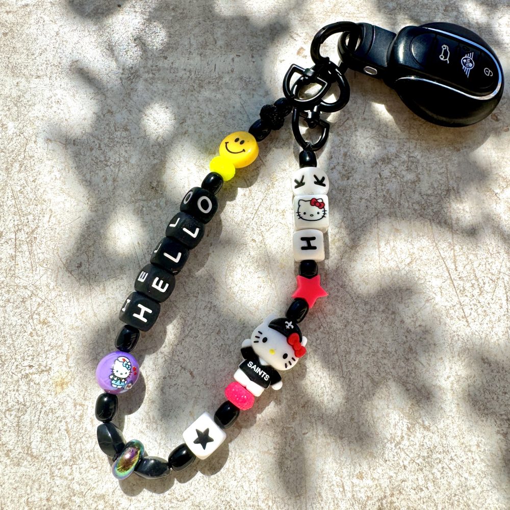 Bijou H&K KIT, un accéssoire polyvalent pour téléphone ou sac inspiré de Hello Kitty.