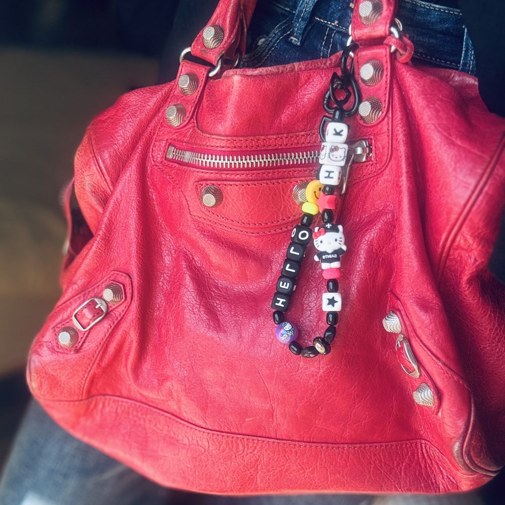Bijou H&K KIT, un accéssoire polyvalent pour téléphone ou sac inspiré de Hello Kitty.