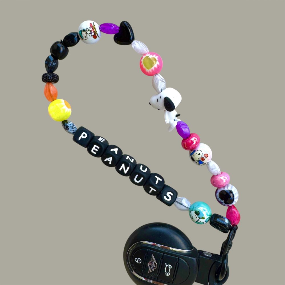 Bijou Snoopy Peanuts Color Pop, un bijou polyvalent pour votre téléphone, vos clefs ou en bijou de sac.