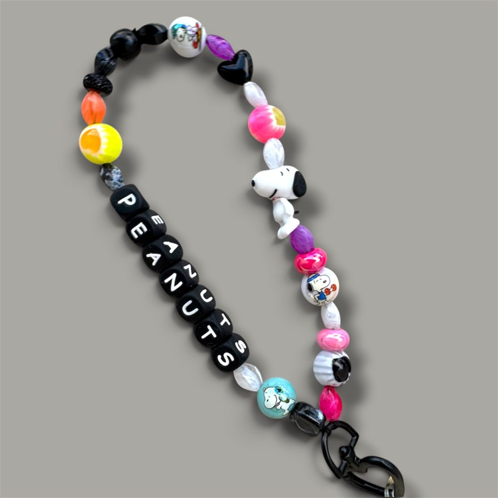 Bijou Snoopy Peanuts Color Pop, un bijou polyvalent pour votre téléphone, vos clefs ou en bijou de sac.