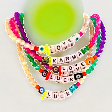 Collier élastique Nikos, perles dragibus multicolore, message luck, love, karma, oeil de protection, perles fluo, création Bella-pampa.