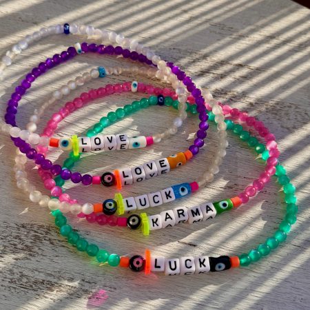 Collier élastique Nikos, perles dragibus multicolore, message luck, love, karma, oeil de protection, perles fluo, création Bella-pampa.