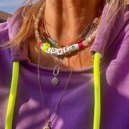 Collier élastique Nikos, perles dragibus multicolore, message luck, love, karma, oeil de protection, perles fluo, création Bella-pampa.