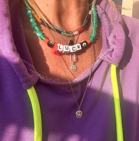 Collier élastique Nikos, perles dragibus multicolore, message luck, love, karma, oeil de protection, perles fluo, création Bella-pampa.