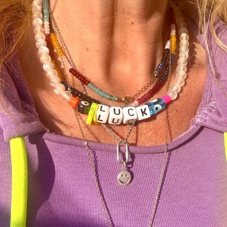 Collier élastique Nikos, perles dragibus multicolore, message luck, love, karma, oeil de protection, perles fluo, création Bella-pampa.