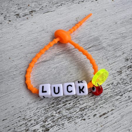 Bracelet Sandy cordon réglable en silicone, message, perles coquillage, oeil, ou smiley, creation Bella-pampa.