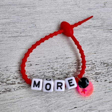 Bracelet Sandy cordon réglable en silicone, message, perles coquillage, oeil, ou smiley, creation Bella-pampa.