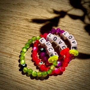 Bracelets élastique colorés Samy, perles dragibus, message love ou luck.